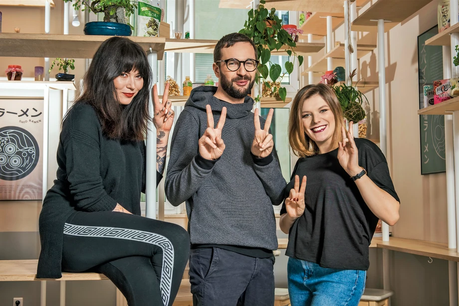 Vegan Ramen Shop stworzyli Maja Święcicka (z prawej), Basia Walento oraz Krzysztof Lesiecki. Serwują całkowicie roślinną wersję japońskiego rosołu z makaronem