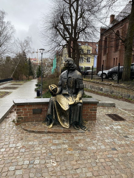 Obok zamku znajduje się pomnik Mikołaja Kopernika. Pocieranie jego nosa ma przynieść szczęście