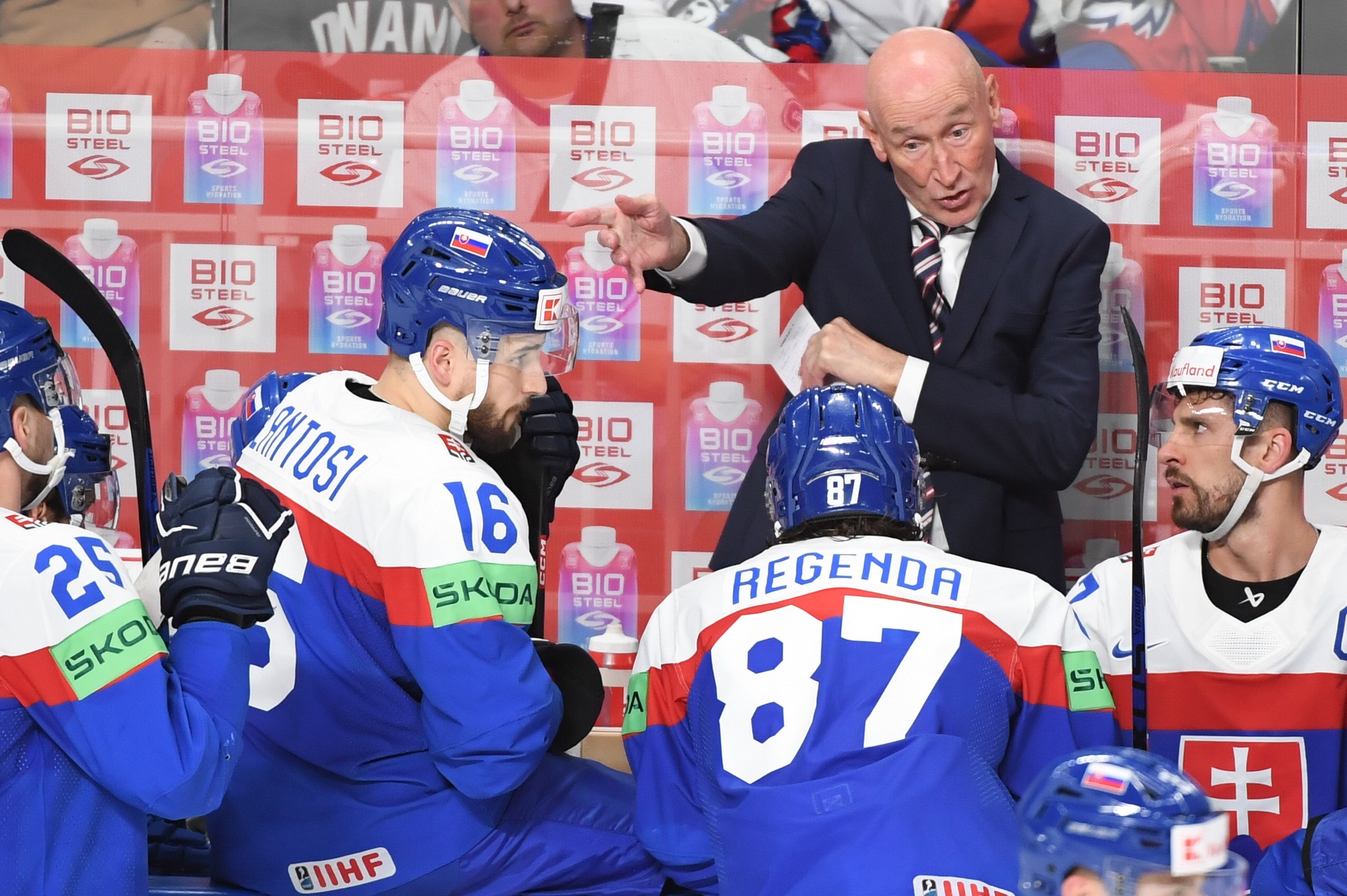 Slovenská striedačka zľava Alex Tamáši, Róbert Lantoši, Pavol Regenda, kapitán Marek Hrivík a uprostred v pozadí tréner slovenskej hokejovej reprezentácie Craig Ramsay.