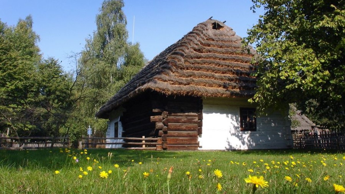 Drewniany dwór szlachecki wybudowany w XVIII wieku, z wyposażeniem charakterystycznym dla wieku XIX, udostępniono zwiedzającym w skansenie Muzeum Wsi Mazowieckiej w Sierpcu. Budynek, w którym wcześniej znajdowała się biblioteka, przeniesiono z Uniszek Zawadzkich.