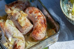biała kiełbasa pieczona w cebuli i piwie. soczysta, rumiana, z natural
