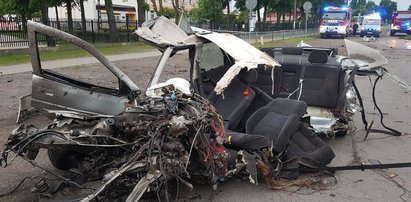 Makabryczny wypadek w Bratoszewicach. Kierowca zginął na miejscu, auto totalnie zniszczone