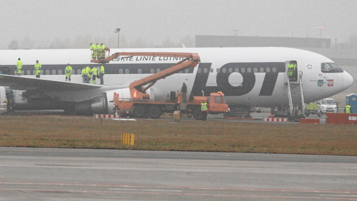 Uszkodzenie instalacji hydraulicznej w Boeingu 767, który 1 listopada awaryjnie lądował na Okęciu, mogło spowodować oblodzenie i zablokowanie zamków zwalniających podwozie samolotu - taką hipotezę publikuje "Nasz Dziennik".