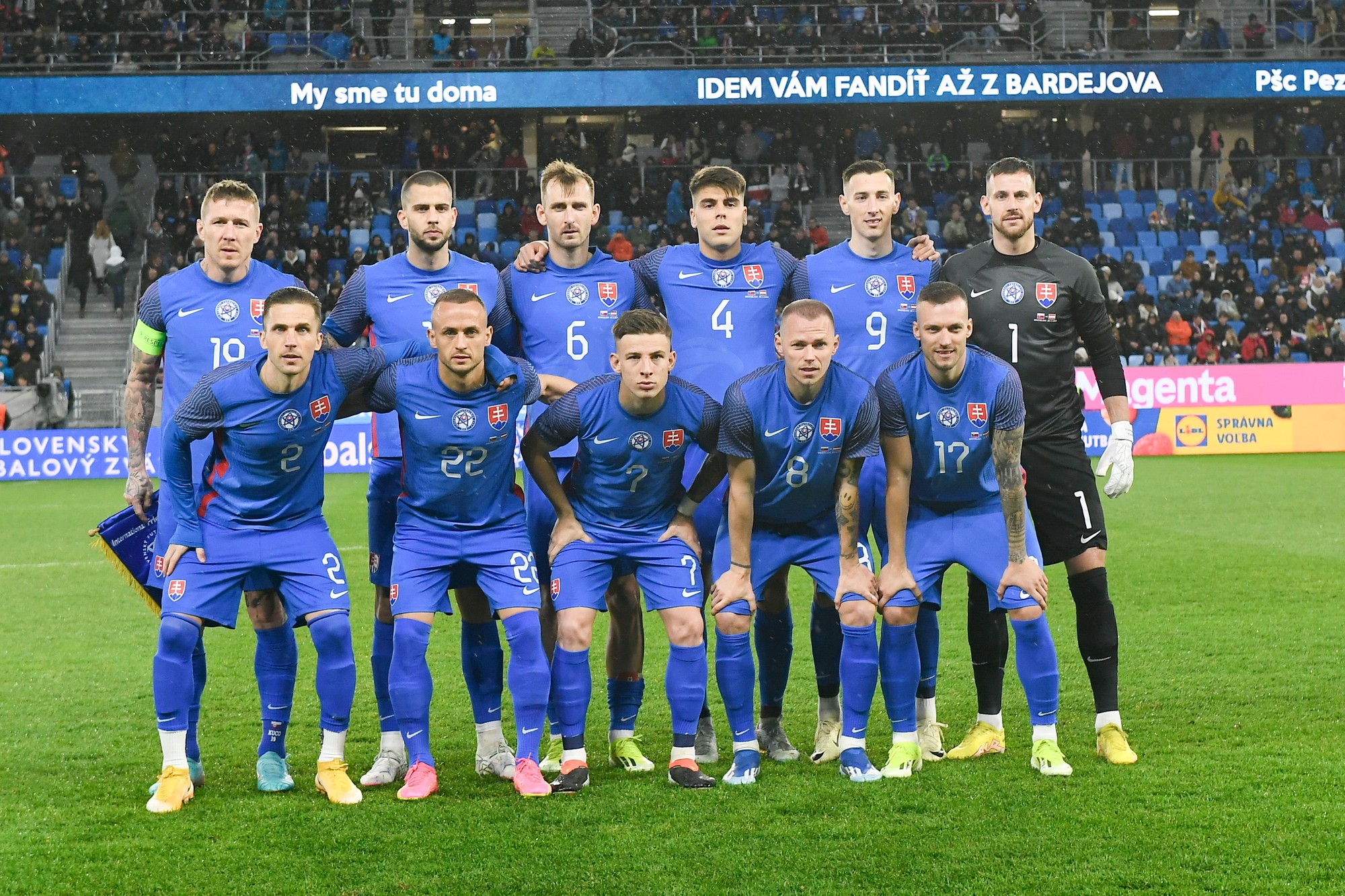 Slovenský futbalový tím pred začiatkom prípravného futbalového zápasu s Rakúskom.