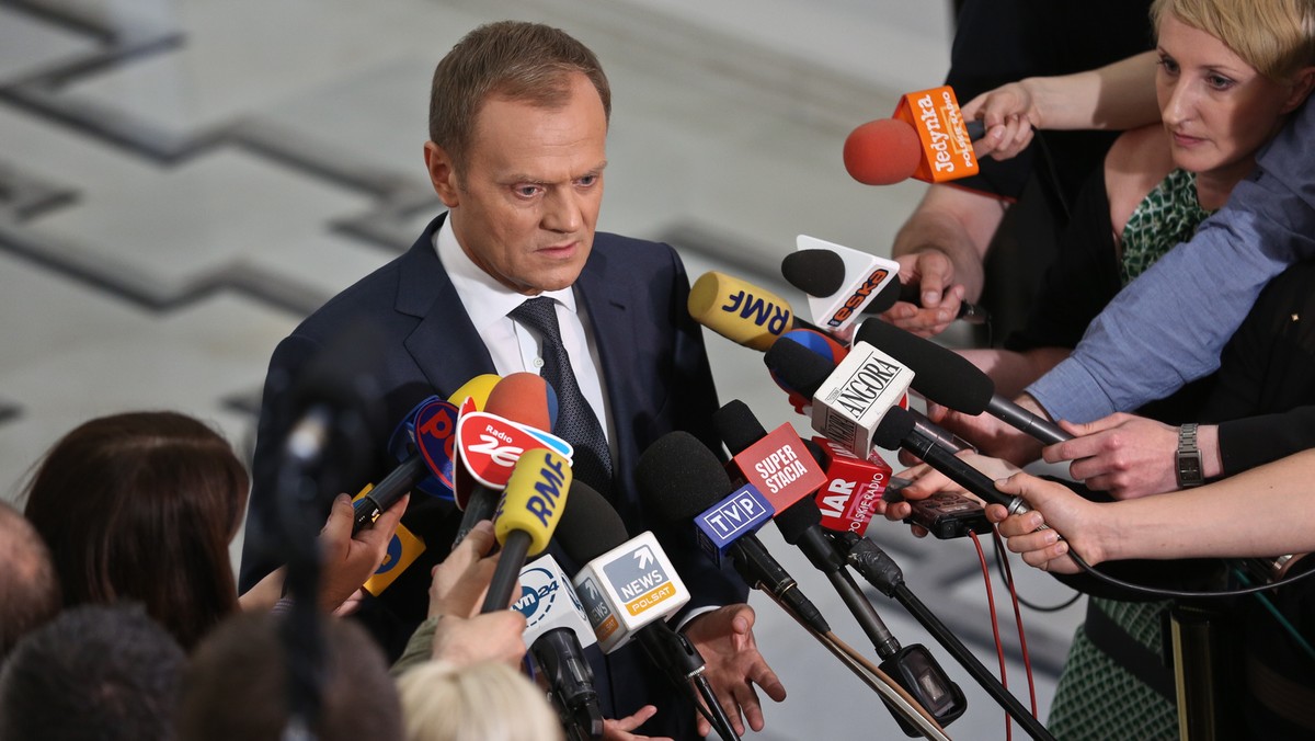 Donald Tusk nie jest już najlepszym premierem z możliwych. Czar lidera PO wyraźnie osłabł. Z sondażu, który przeprowadził "Newsweek" wynika, że na fotelu szefa rządu widziałoby go nadal jedynie 17 procent Polaków. Tuż za plecami Tuska znalazł się prezes PiS Jarosław Kaczyński. Polityków tych dzieli zaledwie jeden punkt procentowy.