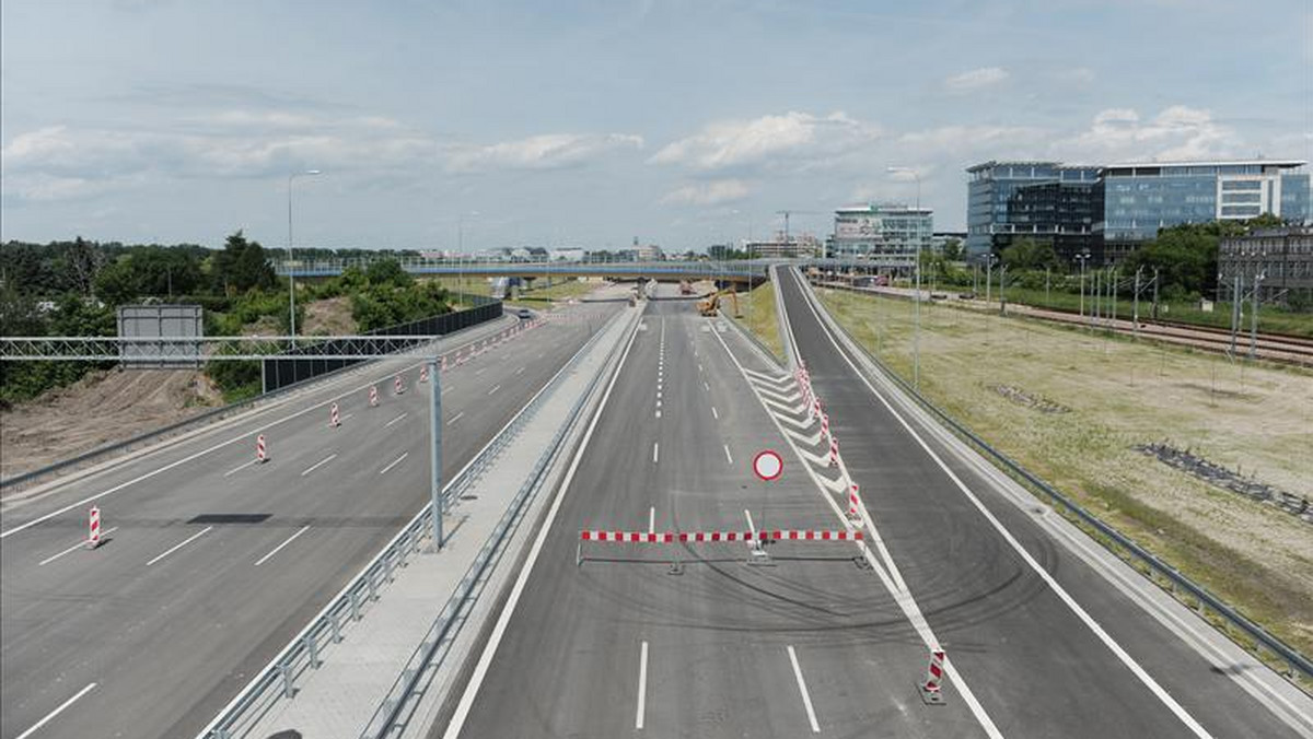 Nikt nie wie, po co otwarto fragment Południowej Obwodnicy Warszawy. Odcinek ekspresówki pomiędzy węzłem Lotnisko i węzłem Marynarska świeci pustkami.