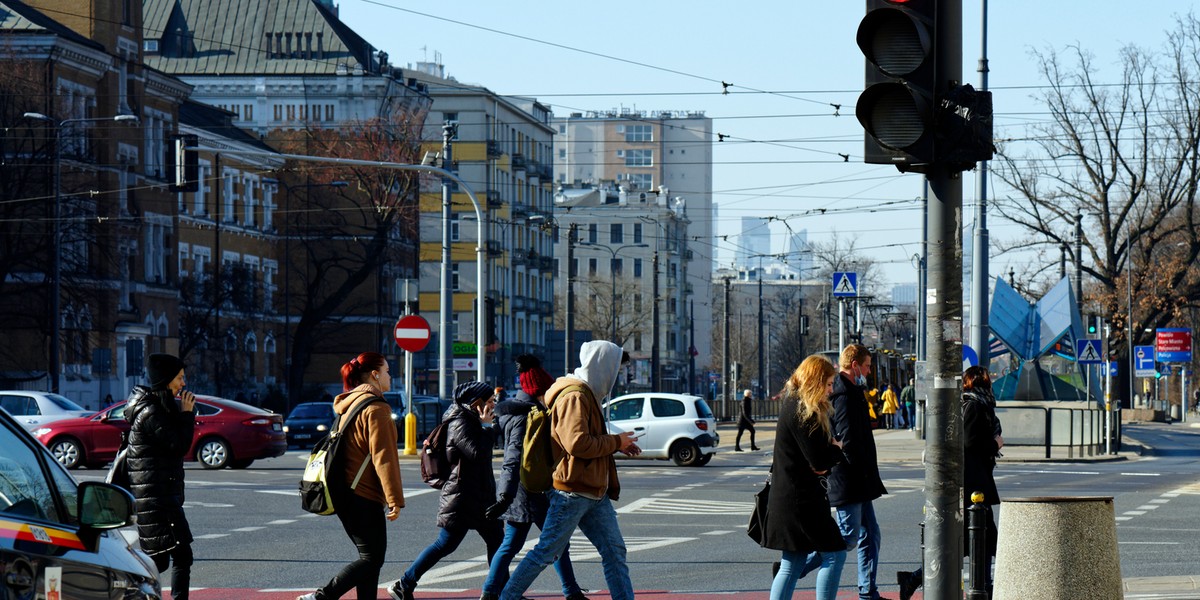 Bezrobocie w Polsce wzrosło, ale wynika to z efektów sezonowych, wciąż jest na najniższych poziomach od dekad i wiosną zacznie opadać. 