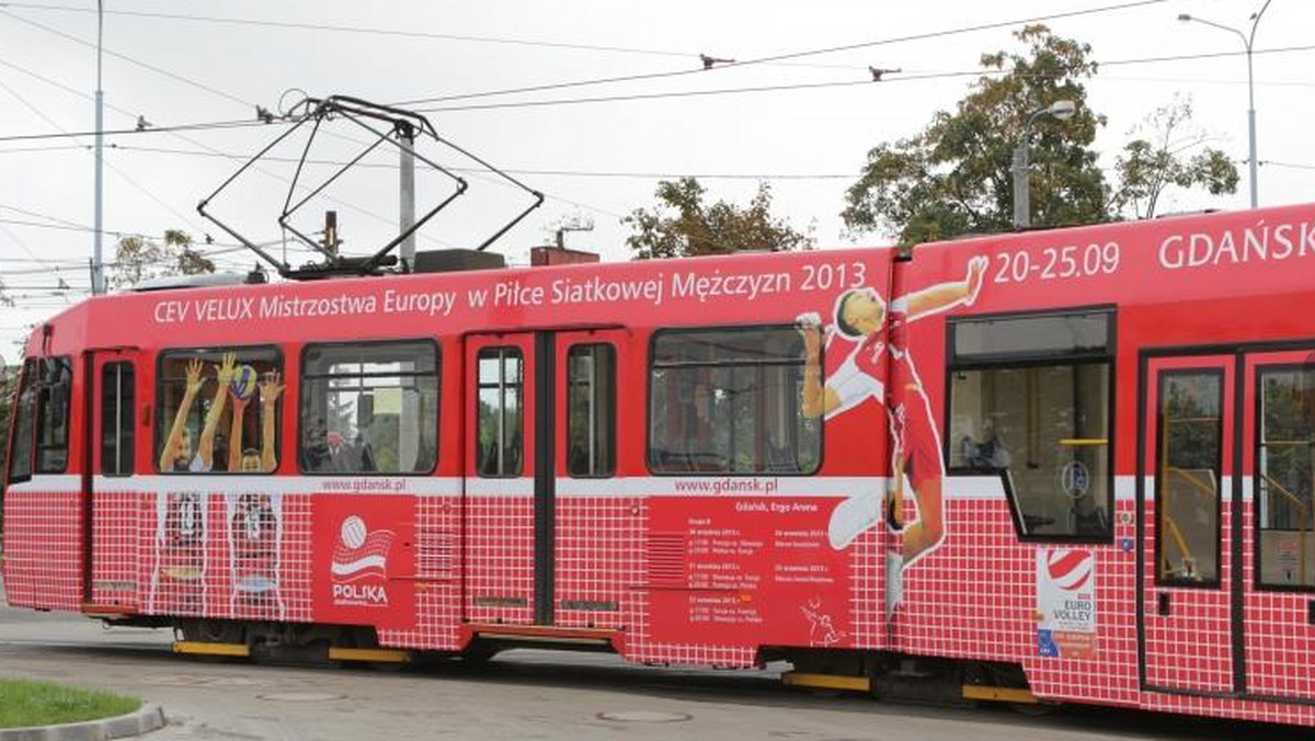 Gdańsk promuje kolejne wydarzenie sportowe. Specjalnie przyozdobiony tramwaj ma reklamować Mistrzostwa Europy w siatkówce mężczyzn, które rozpoczną się w najbliższy piątek w sopocko-gdańskiej Ergo Arenie.