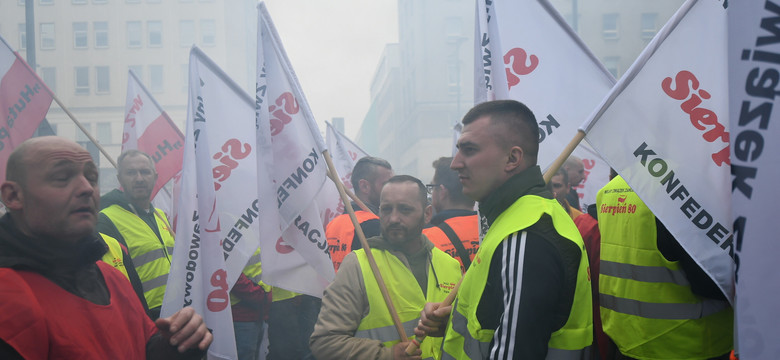 Górnicy protestują. Dym i wybuchy w centrum Warszawy [NAGRANIA]