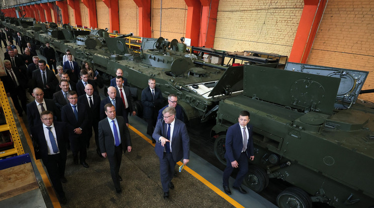 Medvegyev (első sor, balról a második a képen) szerint Oroszország új generációs fegyverek gyártásába kezd / Fotó: MTI/EPA/Szputnyik pool/Jekatyerina Stukina