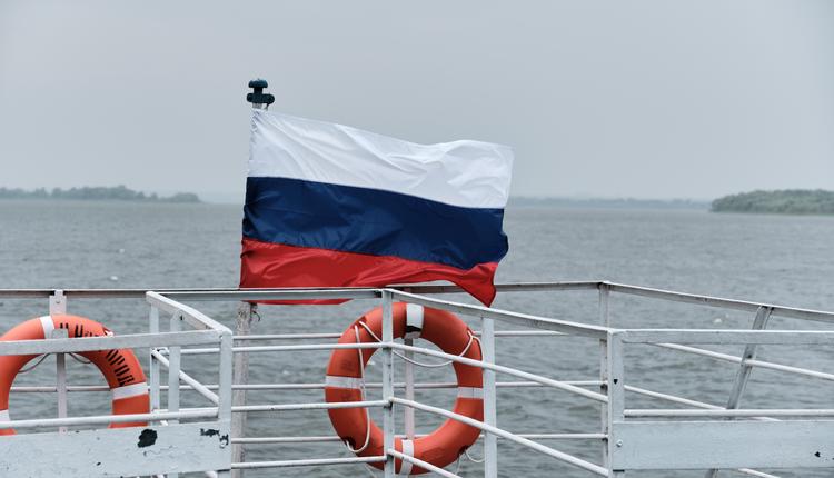 Rosyjska flota-widmo" omija sankcje. "Dostarcza uzbrojenie na front"