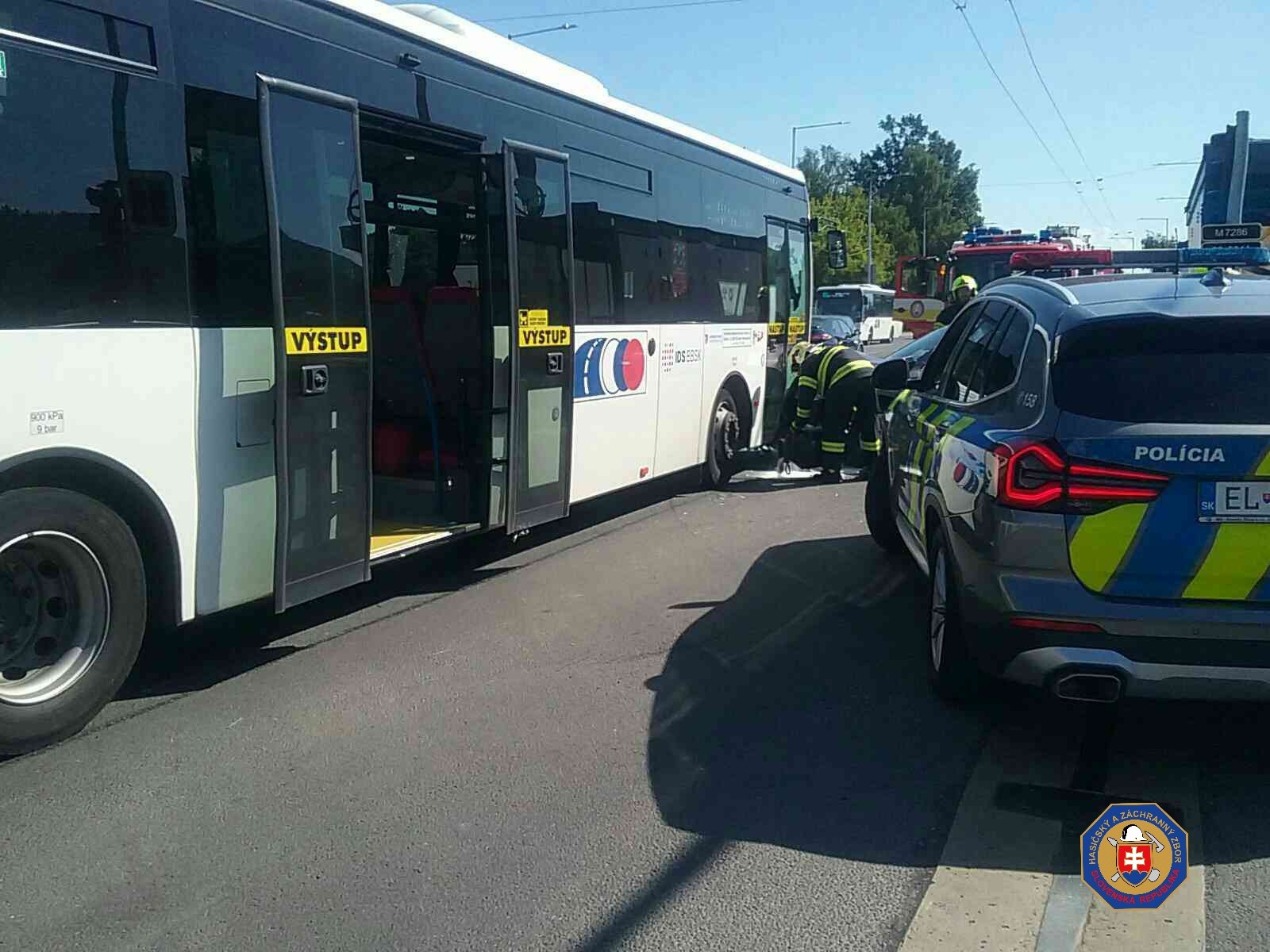 Nehoda autobusu a auta v Banskej Bystrici. 