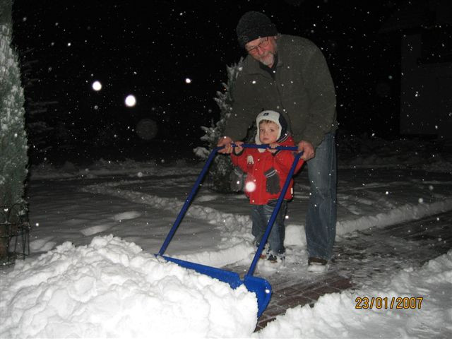 Brzesko - każde ręce potrzebne do nocnej walki ze ¶niegiem.