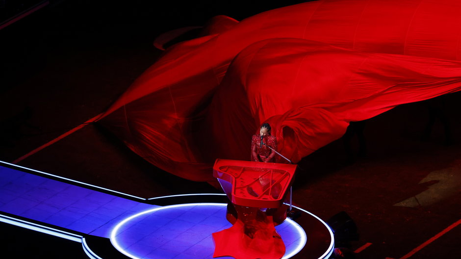 Alicia Keys w hipnotyzującej czerwieni podczas Super Bowl. Wiadomo, kto stworzył stylizację