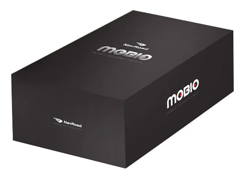 Pudło w które zapakowano tablet jest imponujące – bardzo duże, czarne, z połyskującymi logo NavRoad i Mobio. fot. NavRoad.