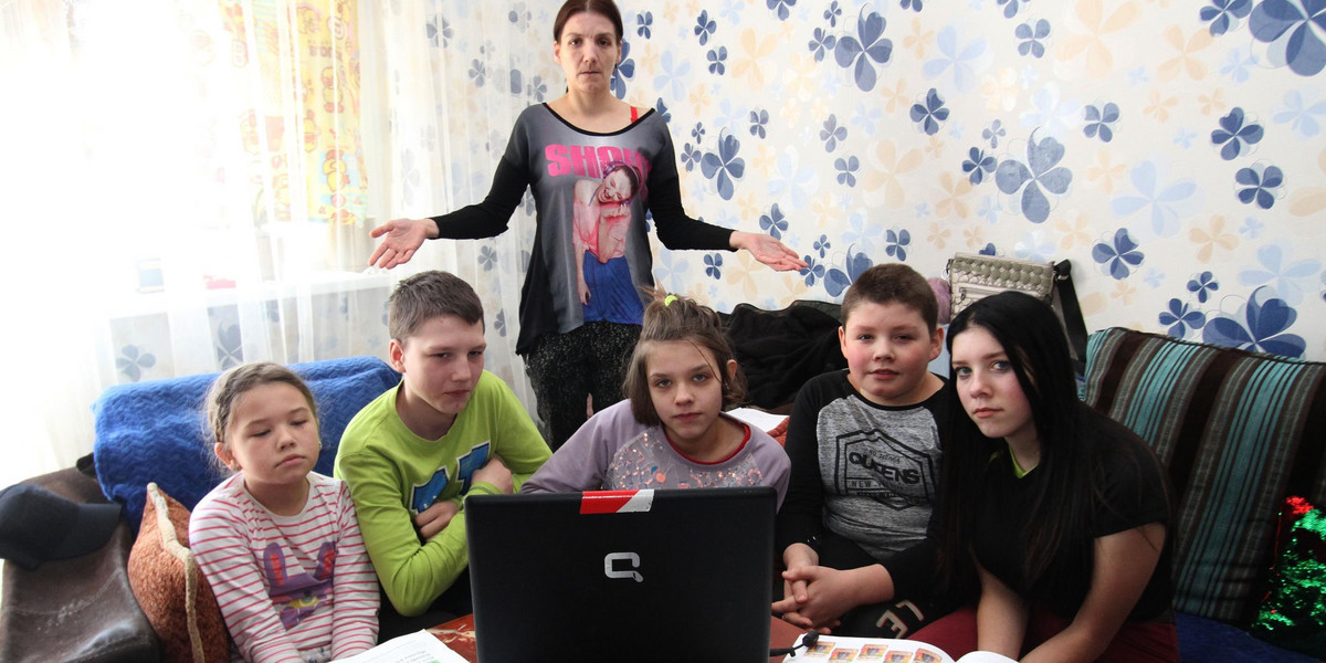 Samotna matka pyta ministra: Jak mam podzielić jeden komputer na 5 dzieci?