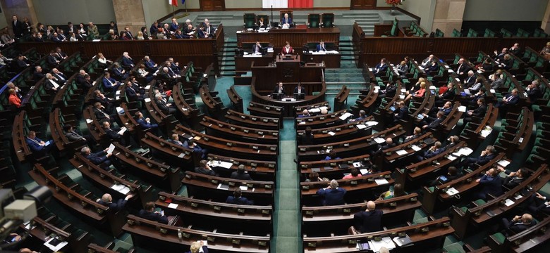 Nocne obrady nad ustawą medialną. "Za chwilę TVP zmieni nazwę na TV PiS" RELACJA