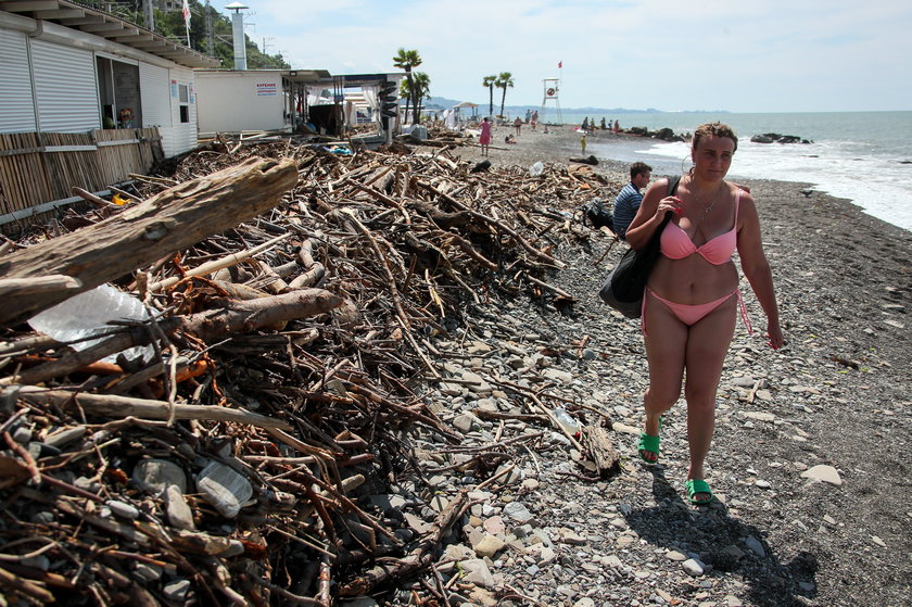 Мама после пляжа. Потоп в Абхазии. Море в Сочи сейчас. Сочи наводнение пляж. Грязный пляж Сочи.