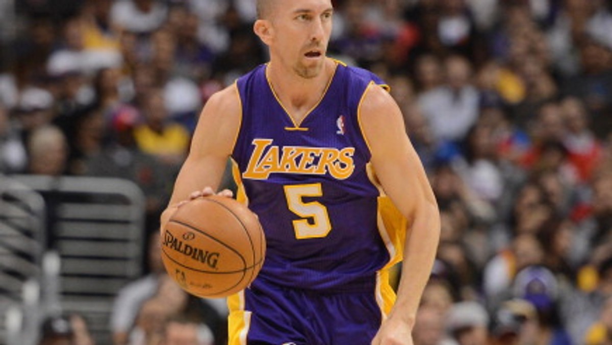 Koszykarz Los Angeles Lakers Steve Blake został ukarany przez władze ligi NBA grzywną w wysokości 25 tysięcy dolarów za znieważenie jednego z kibiców siedzących w pierwszym rzędzie podczas derbowego meczu z Clippers.