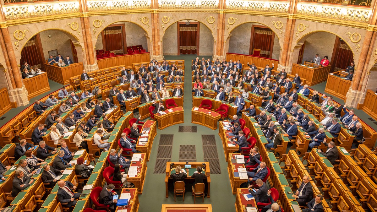 Nagy nap lesz ma a parlamentben, jön a döntés: kitilthatják a mobilokat az iskolákból, akár a diákok táskáit is átkutathatják