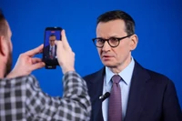 Ludzie Pinokia latają do Waszyngtonu w poszukiwaniu pieniędzy. Kulisy sporu o kandydata Patola i Socjal na premiera