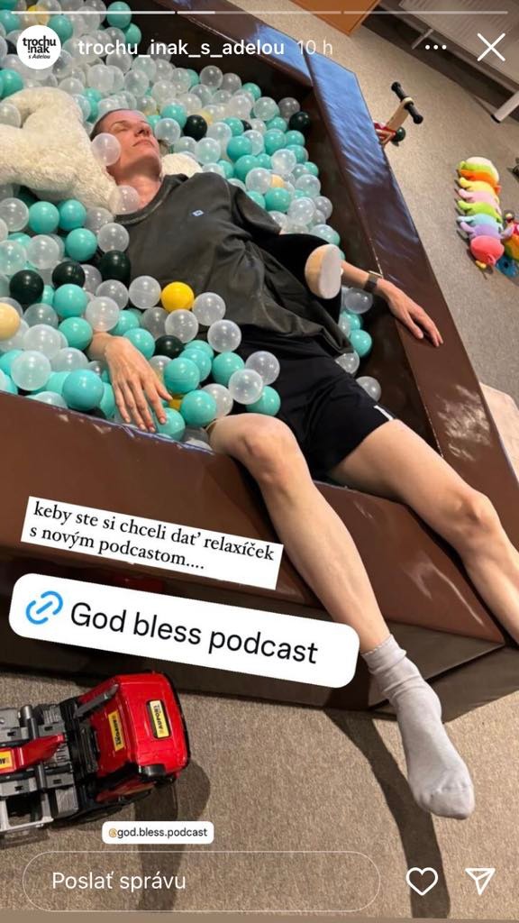 Adela si ľahla do detského bazénika s loptičkami.