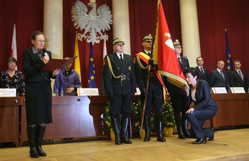 Wygrała wybory prezydenckie w Warszawie, w których starała się o reelekcję, a teraz złożyła przysięgę potwierdzającą jej triumf. Hanna Gronkiewicz-Waltz znów jest gospodarzem stołecznego ratusza. Już oficjalnie