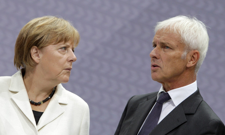 Kanclerz Niemiec Angela Merkel i Matthias Müller, nowy szef koncernu Volkswagen