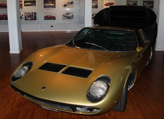 Lamborghini Miura P400 – pojawiła się w 1966 roku i narobiła sporo zamieszania w świecie sportowych aut