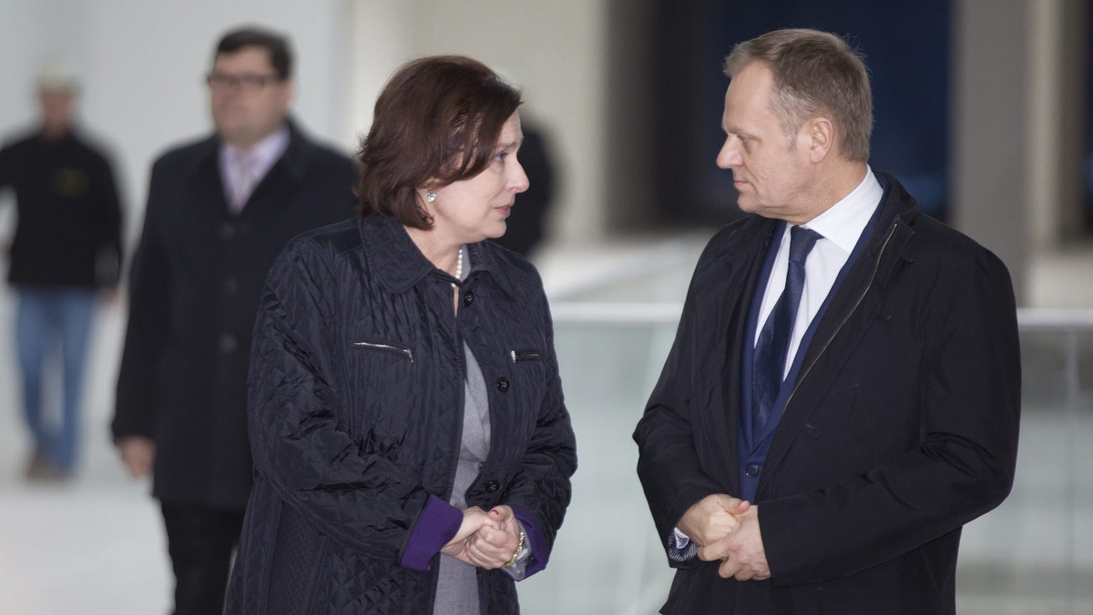 Premier Donald Tusk poprosił ministra zdrowia Bartosza Arłukowicza i wiceministra Sławomira Neumanna o wyjaśnienia w związku z ostatnimi publikacjami nt. Neumanna oraz p.o. prezesa NFZ Marcina Pakulskiego. Informacji Tuska w tej sprawie chcą PiS i Twój Ruch. Z kolei SLD chce zwołania pilnego posiedzenia komisji zdrowia.