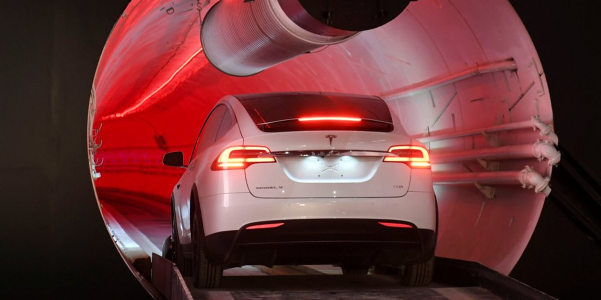 The Boring Company Elona Muska ma zbudować w Las Vegas trzy podziemne stacje pasażerskie, tunel dla pieszych i dwie tuby, w których będą mogły poruszać się pojazdy i do których mają dochodzić schody ruchome. W tunelu ma być oświetlenie, sieć WiFi i monitoring.