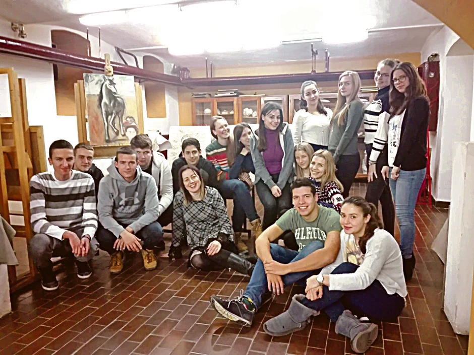 Omiljena profesorka sa đacima odeljenja III/6