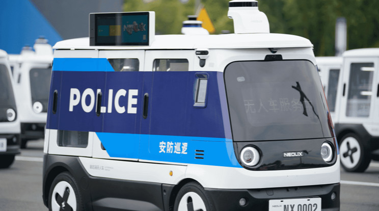 Önvezető rendőrautó vigyázza a rendet Peking utcáin / Fotó: Neolix