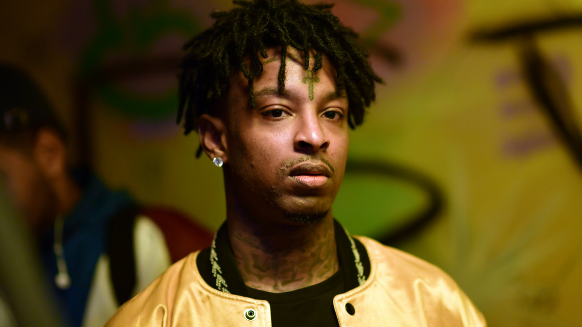 Nominowany do tegorocznych nagród Grammy 21 Savage został zatrzymany przez służby imigracyjne. Amerykański raper legalnie dostał się na teren Stanów Zjednoczonych, ale jego wiza wygasła i od lat nie była odnawiana - podają funkcjonariusze ICE w stanie Georgia. "Jego publiczny wizerunek został sfałszowany. W rzeczywistości przyjechał do Stanów z Wielkiej Brytanii jako nastolatek" - mówią przedstawiciele ICE.