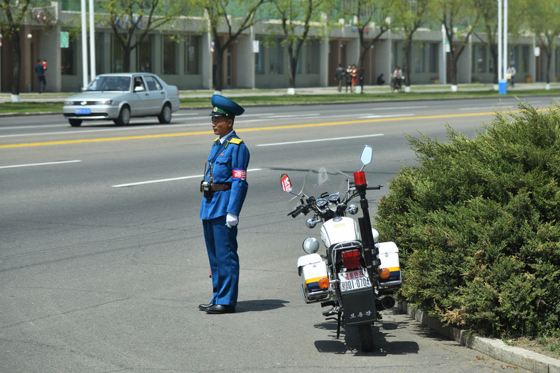 Pjongjang, Korea Północna, policjant kierujący ruchem 