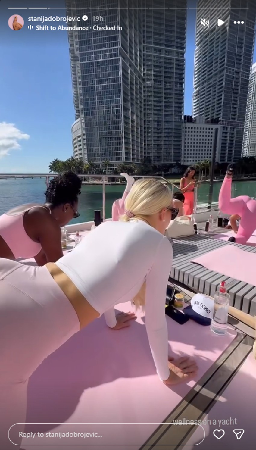 Stanija otišla na jahtu, pa pokazala ko joj pravi društvo, zajedno vežbaju: Jutra na vodi