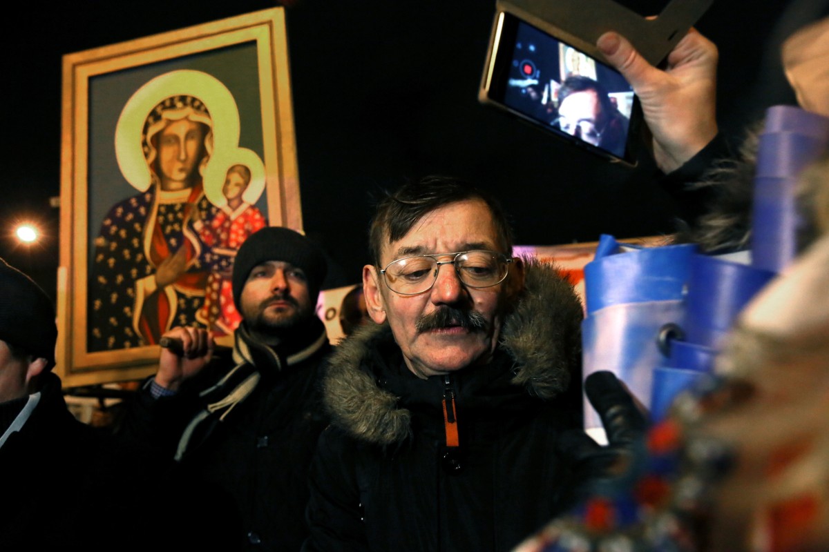 Uczestnicy marszu pikietują przed siedzibą TVP, PAP/Tomasz Gzell