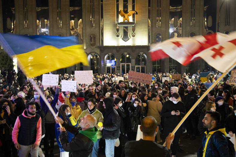 Demonstracja poparcia Gruzinów dla Ukrainy cztery dni po rozpoczęciu rosyjskiej inwazji na ten kraj. Tbilisi, 28 lutego 2022 r.