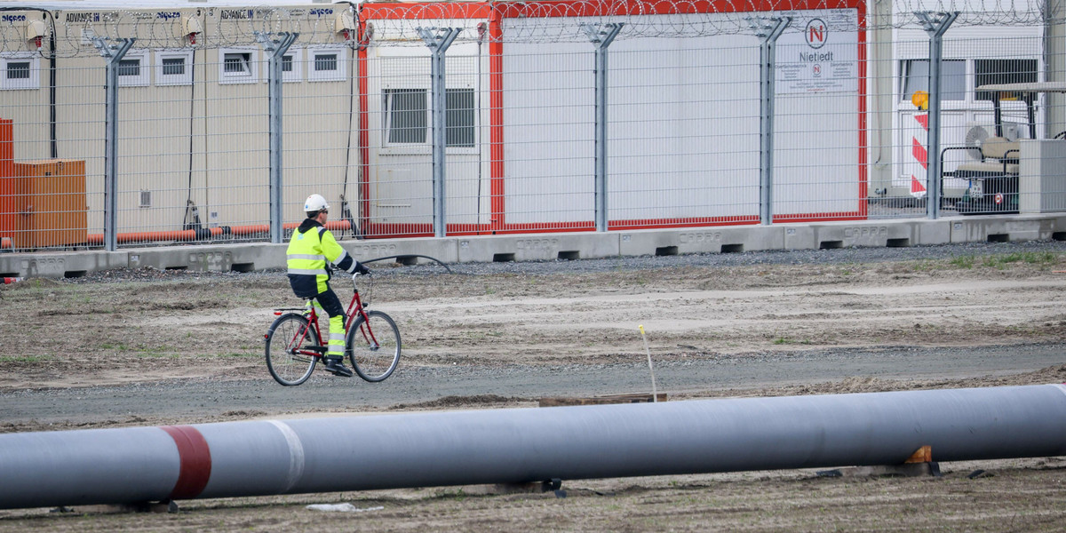 Budowa terminalu gazu ziemnego (LNG) firmy Uniper w Jade Bight w Wilhelmshaven, na wybrzeżu Morza Północnego w północno-zachodnich Niemczech
