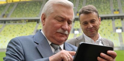 Wałęsa lansuje się z tabletem. ZDJĘCIA i DOWCIP