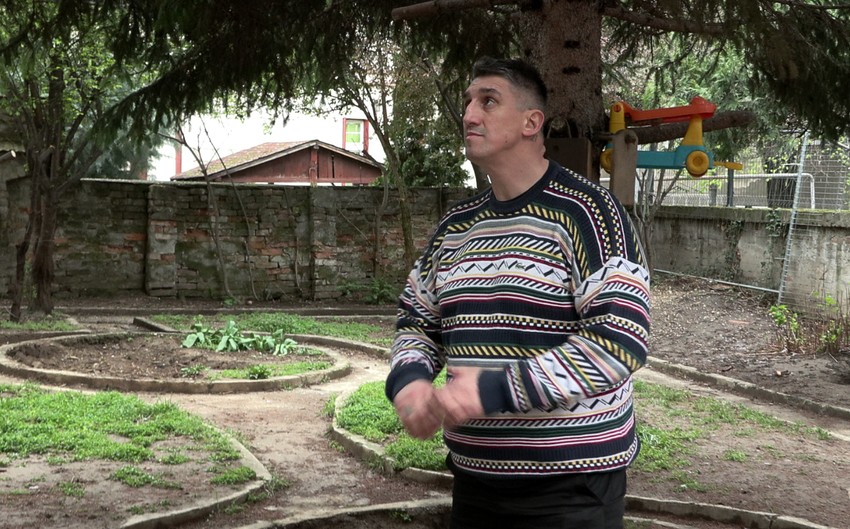 Kristijan Golubović ispred kuće Stele Savić