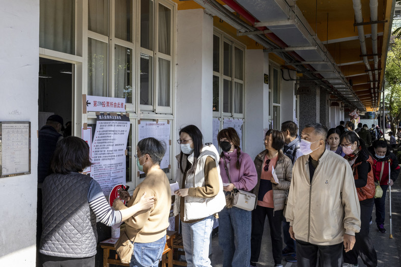 Kolejka w lokalu wyborczym w Nowym Tajpej, 13 stycznia 2024 r.