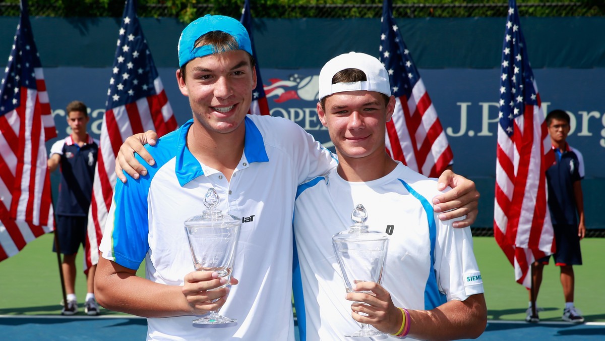 W sobotnie popołudnie w Nowym Jorku polski tenisista Kamil Majchrzak wygrał deblowy turniej juniorów US Open. Jego partnerem był Amerykanin polskiego pochodzenia Martin (Marcin) Redlicki, który w kilka godzin po triumfie wciąż nie posiadał się ze szczęścia i bardzo chwalił Majchrzaka. Na pytania zadawane przez Tomasza Moczerniuka urodzony w Chicago 18-latek odpowiadał piękną polszczyzną.