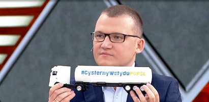 Sensacja w TVP Info. Wiceminister z PiS wręczył prezent politykowi PSL