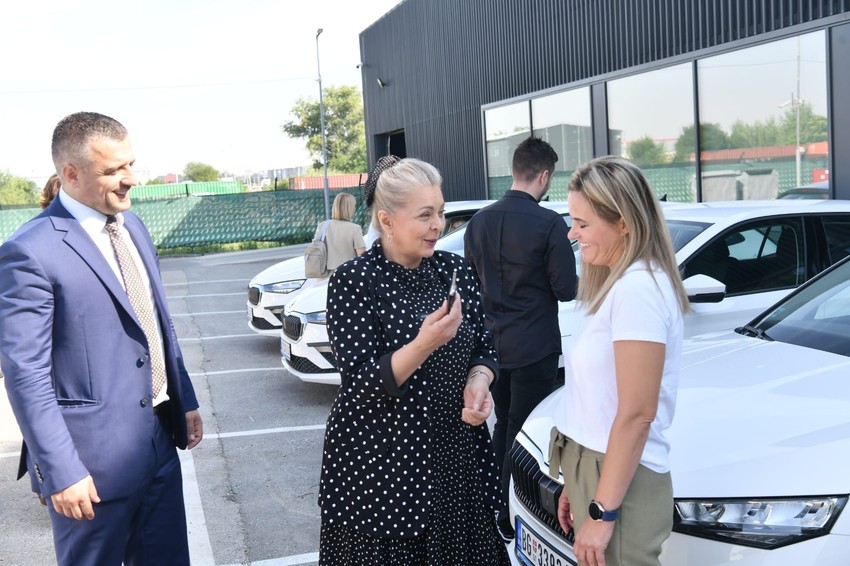 Aleksandra Sofronijević službena uručivanje ključeva vozila inspektorima ministarstva