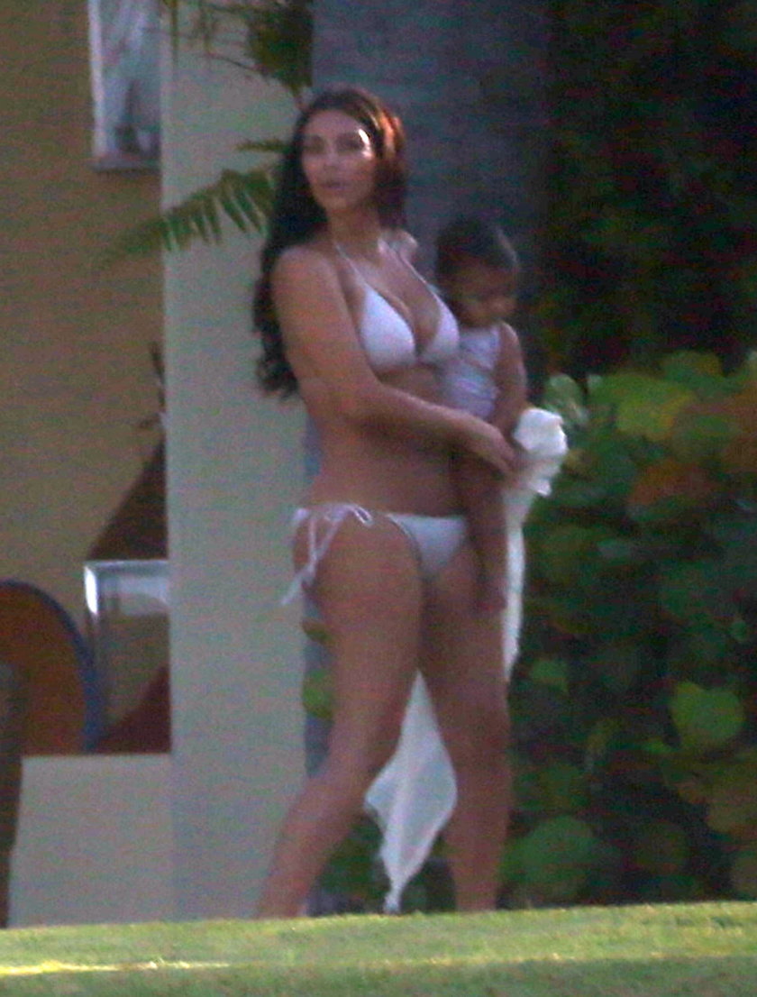 Kim Kardashian na plaży w Meksyku wraz z córeczką North