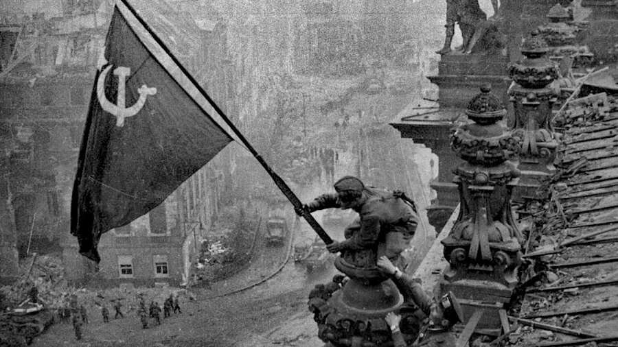 Sztandar Armii Sowieckiej mocowany na Reichstagu w Berlinie