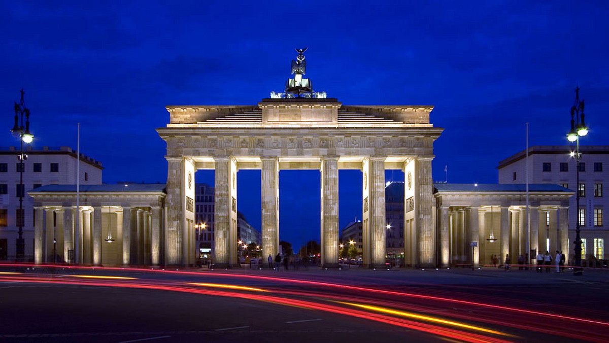 "TOP 100" to nazwa nowej aplikacji Niemieckiej Centrali Turystyki (DZT), dzięki której turyści odwiedzający Niemcy mogą odkrywać 100 najpopularniejszych atrakcji turystycznych w Niemczech.