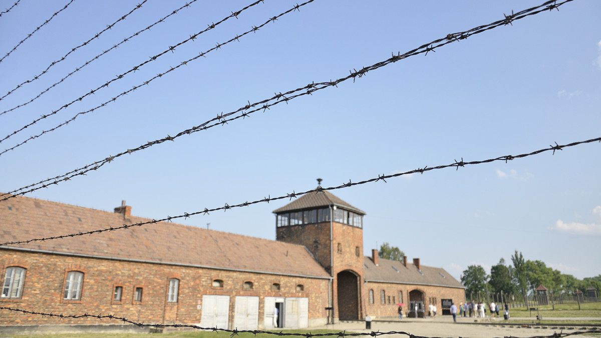 Rzecznik Praw Obywatelskich przystąpił do sprawy b. więźnia Auschwitz Karola Tendery, który pozwał niemiecką telewizję ZDF za naruszenie jego dóbr osobistych użytym określeniem "polskie obozy zagłady" - poinformowała Anna Kabulska z biura RPO.