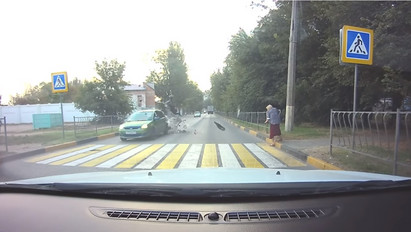 Videó: Így bukott hatalmasat és csapódott egy autóba a motoros a zebránál